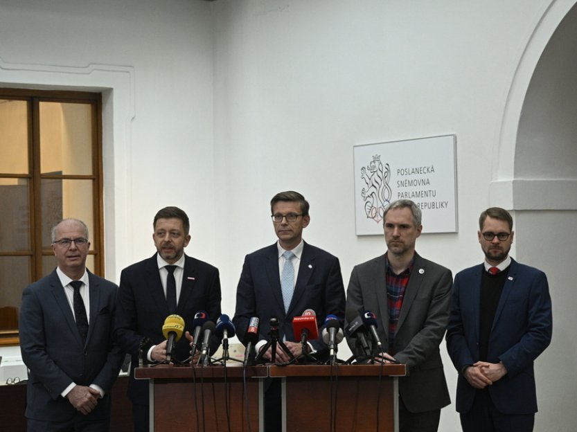 Opozice předala podpisy potřebné ke svolání schůze pro vyslovení nedůvěry vládě