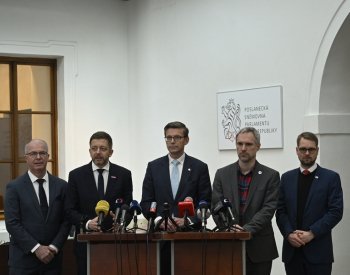 Opozice předala podpisy potřebné ke svolání schůze pro vyslovení nedůvěry vládě