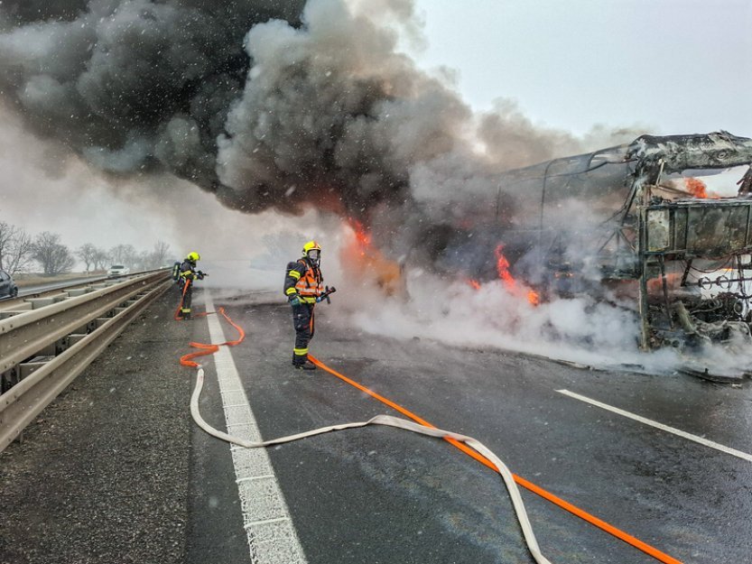 Na dálnici D46 shořel autobus, evakuováno bylo 35 lidí