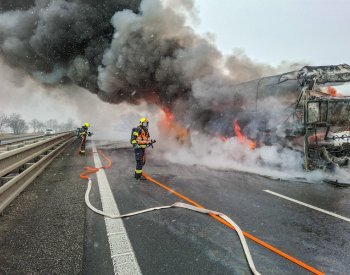 Na dálnici D46 shořel autobus, evakuováno bylo 35 lidí