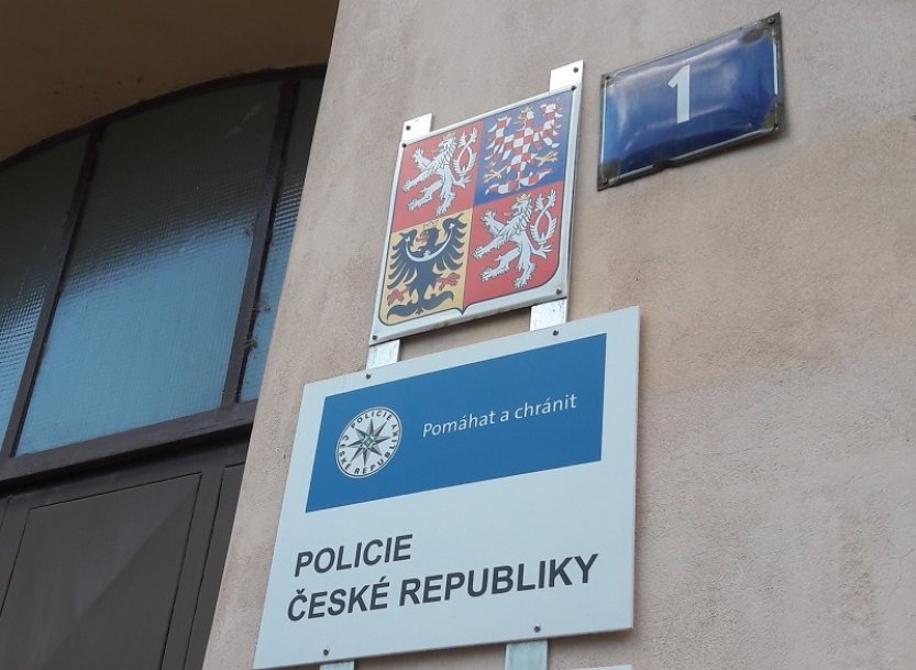 Muž napadl podle policie šavlí svou družku, byl obviněn z vraždy