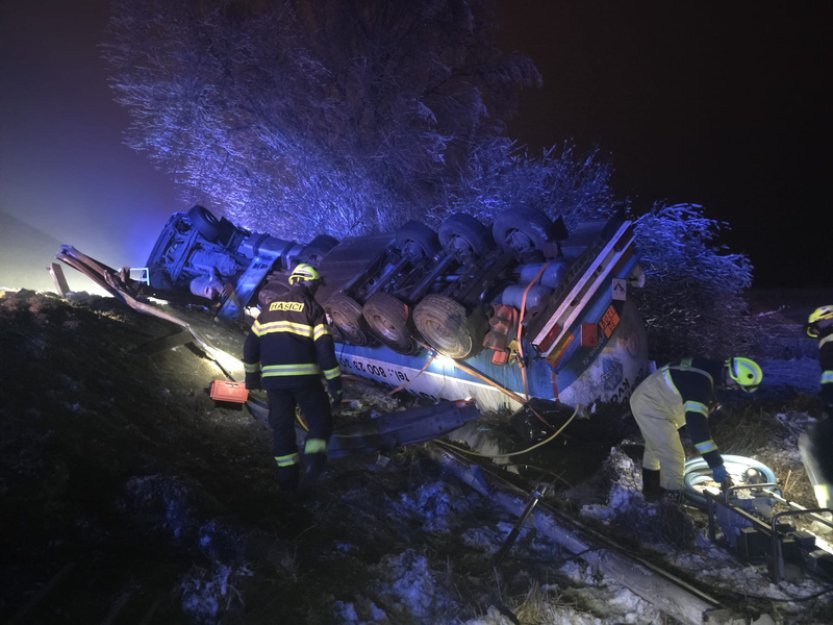 Havarovanou cisternu u Žďáru se podařilo vyprostit, silnice bude týden uzavřena