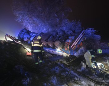 Havarovanou cisternu u Žďáru se podařilo vyprostit, silnice bude týden uzavřena
