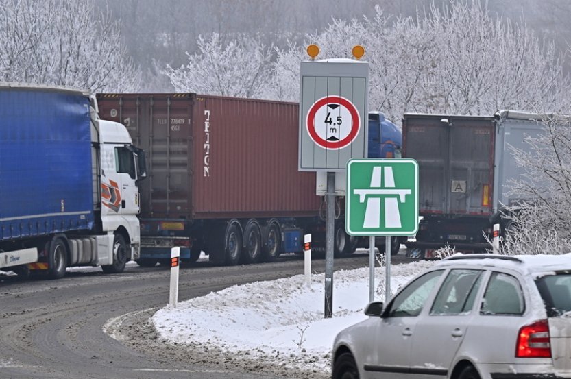 Na silnicích leží rozbředlý sníh či jeho zbytky, mohou namrzat