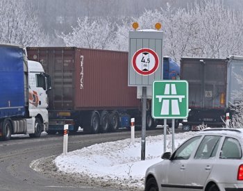 Na silnicích leží rozbředlý sníh či jeho zbytky, mohou namrzat