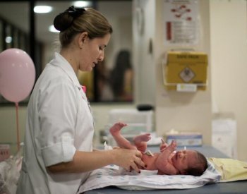MZd: Některé kojenecké výživy mohou obsahovat toxin, výrobci šarže stahují