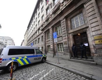 Soud poslal do vazby všech 16 obviněných z kauzy řidičských průkazů