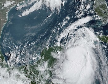 Bouře Idalia zesílila na hurikán, ve středu pravděpodobně zasáhne západ Floridy