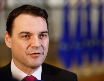 Macinkův let z Frankfurtu do USA zrušili, ministr se vrací do Prahy