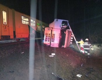Na Jičínsku se srazil vlak s nákladním autem, je několik zraněných