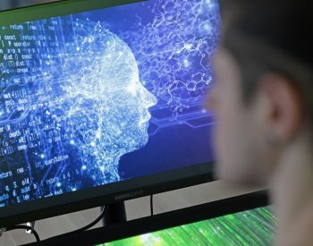 Přílišná regulace AI může z lidí udělat snazší oběť, míní ředitel NÚKIB Kintr