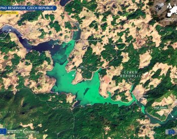 Zelený led na lipenské přehradě byl viditelný i z vesmíru