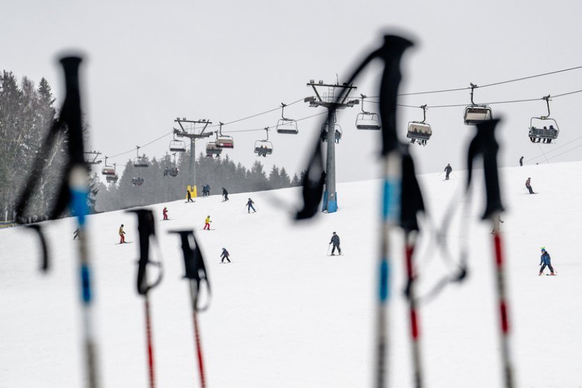 Obleva místy zhoršila podmínky pro lyžaře, skiareály jsou ale dál v provozu