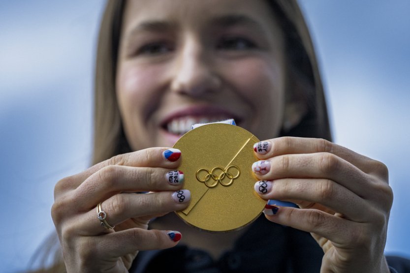 Maděrová si zvýšený zájem zatím užívá, její medaile přežila i pád na zem