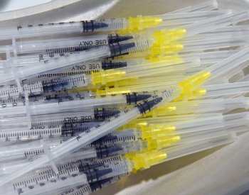 ÚS odmítl rozšířit prostor pro odškodnění následků očkování proti covidu-19