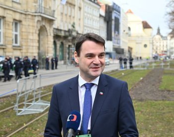 Opozice: Macinkova účast v debatě o EU byla ostuda a trapas