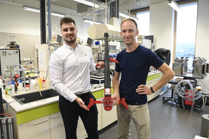 Zlínští vědci hledají nejvhodnější materiály pro violoncella z 3D tiskárny