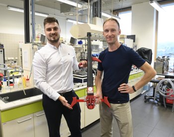 Zlínští vědci hledají nejvhodnější materiály pro violoncella z 3D tiskárny