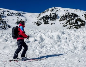 Nebezpečí lavin stouplo v Krkonoších na druhý stupeň, na hřebenech 80 cm sněhu