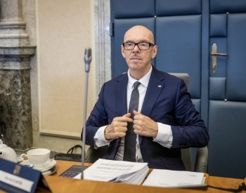 Auto s ministrem Klempířem se ráno v Praze srazilo s jiným osobním vozem