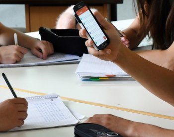 Vědci: Zákaz mobilů ve školách nevede přímočaře k zlepšení studijních výsledků