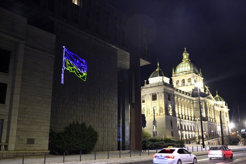 Aktivisté promítli na Novou budovu Národního muzea v Praze ukrajinskou vlajku