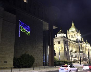 Aktivisté promítli na Novou budovu Národního muzea v Praze ukrajinskou vlajku