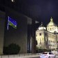 Aktivisté promítli na Novou budovu Národního muzea v Praze ukrajinskou vlajku
