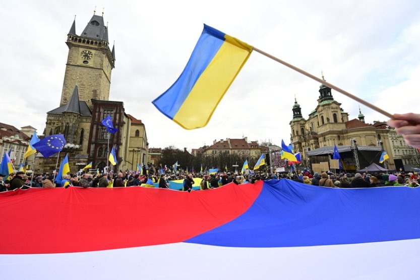 Průzkum: Většina Čechů je pro to, aby vláda Ukrajině pomáhala