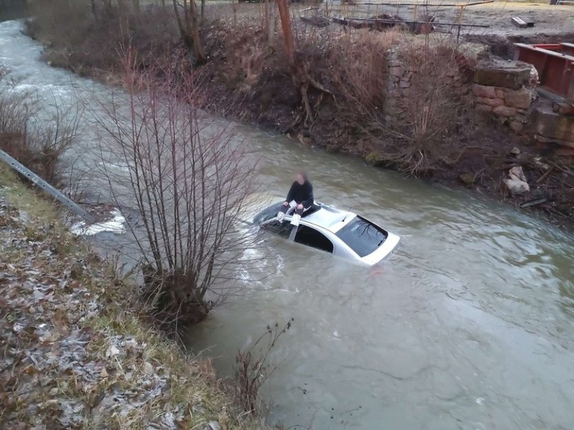 Mladý řidič skončil i s vozem v řece, na záchranu čekal na jeho střeše