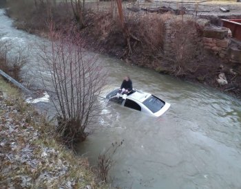 Mladý řidič skončil i s vozem v řece, na záchranu čekal na jeho střeše