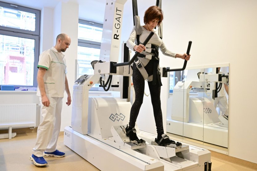 Zlepšit chůzi pomáhá pacientům v brněnské nemocnici robotický chodník