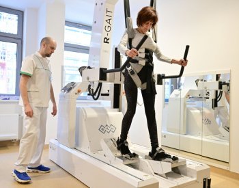 Zlepšit chůzi pomáhá pacientům v brněnské nemocnici robotický chodník