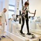 Zlepšit chůzi pomáhá pacientům v brněnské nemocnici robotický chodník