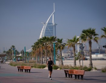 Seděli na terase, proletěl dron a ozvala se exploze, popsali Češi v Dubaji