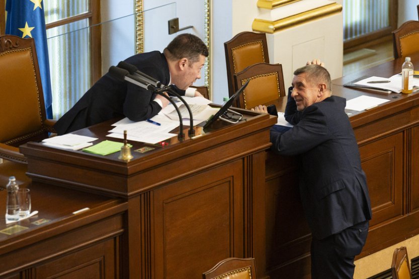 Sestavování programu schůze Sněmovny dnes vyplnilo zhruba čtyři hodiny