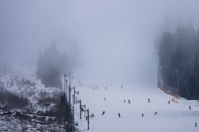 Na Tanvaldském Špičáku po nárazu do stromu zemřel český lyžař