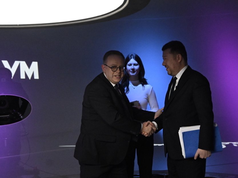 Okamura jezdí vozem, jehož používání vyčítal Pekarové Adamové