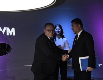 Okamura jezdí vozem, jehož používání vyčítal Pekarové Adamové