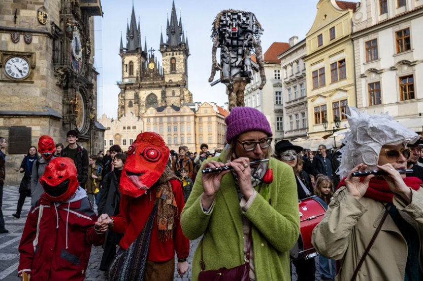 Průvod na Karlově mostě spálil Motoranu, letos tím chtěl kritizovat Motoristy