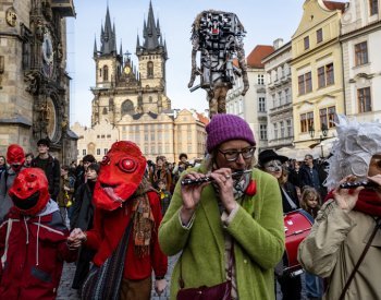 Průvod na Karlově mostě spálil Motoranu, letos tím chtěl kritizovat Motoristy