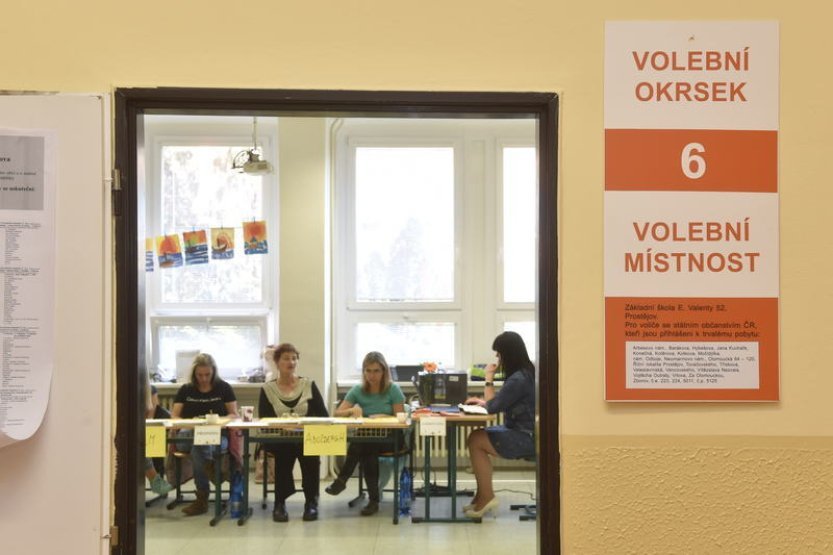 Odměny pro členy volebních komisí letos vzrostou