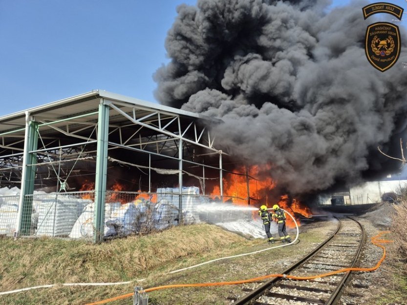 Požár skladu v Otrokovicích mají hasiči pod kontrolou