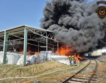 Požár skladu v Otrokovicích mají hasiči pod kontrolou