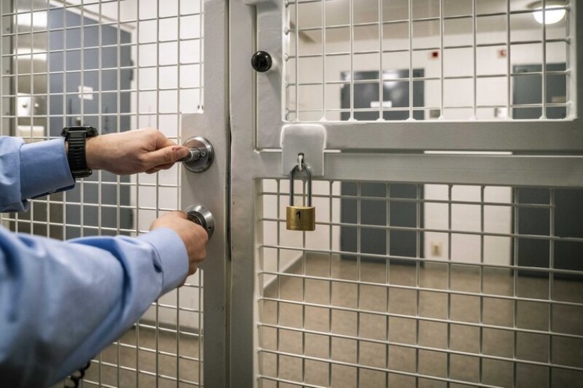 Mladík z Karlových Varů si odpyká deset let za znásilňování a týrání dívek