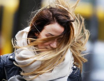 Ve východní polovině ČR dnes může mít vítr rychlost až 70 km/h