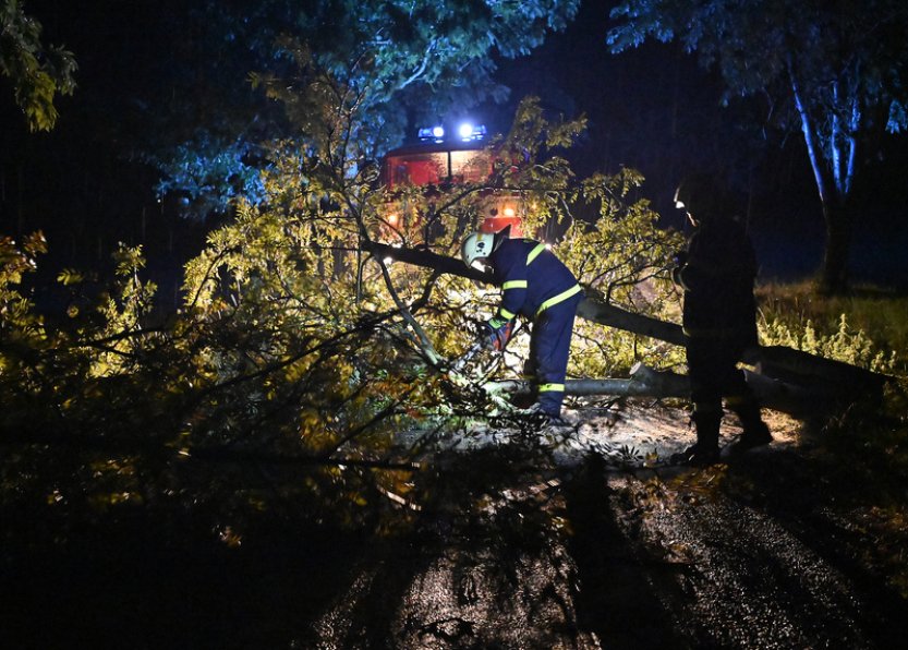 Pojišťovny evidují po víkendových bouřích přes 2000 škod za víc než sto mil. Kč
