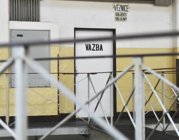 Vražda v Prostějově: Muž dle policie napadl zákazníka vinotéky kovovým stojanem