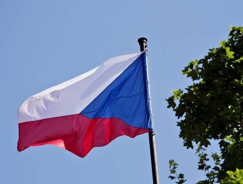 Senát rozhodně o uzákonění Dne české vlajky a vybere člena rozhlasové rady