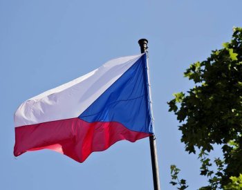 Senát rozhodně o uzákonění Dne české vlajky a vybere člena rozhlasové rady